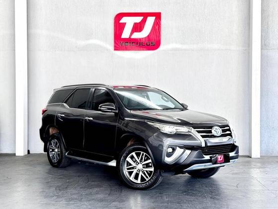 TOYOTA HILUX SW4 2.8 SRX 4X4 7 LUGARES 16V TURBO INTERCOOLER DIESEL 4P AUTOMÁTICO